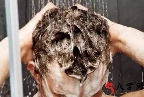 梦见好多人在洗头发